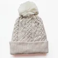 Winter-Strickmütze mit Kunstpelz-Pompon in Cremeweiß mit klassischem Zopfmuster-Design - Verstellbar / Beige