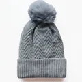 Graue Strickmütze für den Winter mit großem Kunstfell-Bommel und Rippstrickbündchen - Verstellbar / Grau