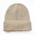 Detailansicht einer khakifarbenen Strickmütze mit klassischem Zopfmuster und Umschlagrand - Beige