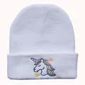 Detailansicht einer weißen Strickmütze mit bunter Einhorn-Stickerei und gelben Sternen - Verstellbar / Weiß