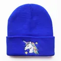Detail der Einhorn-Stickerei auf blauer Strickmütze mit Regenbogenmähne und Sternen - Verstellbar / Saphirblau