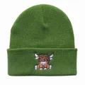 Detailansicht der grünen Strickmütze mit Highland-Cattle-Stickerei und Rippstrick - Armeegrün