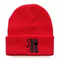Rote Strickmütze mit schwarzer Stickerei, Strichmännchen und IT-Text im Hip-Hop-Stil - Rot