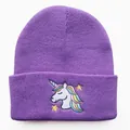 Lila Einhorn Strickmütze für Herbst und Winter mit farbenfroher Regenbogen Bestickung - Verstellbar / Lila