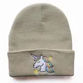 Detailaufnahme der khakifarbenen Strickmütze mit Einhorn-Stickerei und gelben Sternen - Verstellbar / Beige