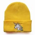 Detail einer gelben Strickmütze mit farbenfroher Einhorn-Stickerei und gelben Sternen - Verstellbar / Gelb