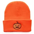 Klassische orangefarbene Strickmütze mit schwarzer Kürbisbestickung für Halloween - Verstellbar / Orange