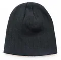 Nahaufnahme der vertikalen Rippstrick-Textur an der schlichten schwarzen Beanie - Verstellbar / Schwarz