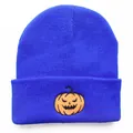 Detail der Halloween-Kürbis-Stickerei auf einer dunkelblauen Rippstrick-Beanie-Mütze - Verstellbar / Blau