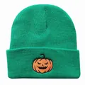 Detailansicht der Kürbis-Stickerei auf der leuchtend grünen Strickmütze für Halloween - Verstellbar / Grün