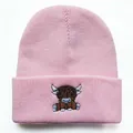 Detailaufnahme einer rosa Strickmütze mit einer hochwertigen Hochlandrind-Stickerei darauf - Rosa