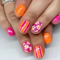 Uñas postizas ovaladas cortas con motivos de margaritas naranja y rosa vibrante y rayas - Mezcla Verano Floral Rayas (YS522)