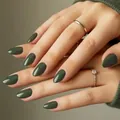 Unghie finte corte ovali verde scuro lucide con elegante finitura a specchio - Verde Scuro (Ovale Corta)