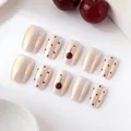 Kurze künstliche Nägel mit Kirschmuster und perlbeigem Glitzer-Finish für Frauen - Kirsche Punkte Perlmutt Stil (SGL0080)