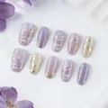 Unghie finte a mandorla viola e bianche con foglie d'oro e decorazioni floreali - Stile Foglia d'Oro Viola (SGL0082)