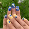 Kurze Kunstnägel mit gelb-blauem Sternenkontrast und mattem Finish für Frauen - Ys047 (kein Werkzeug Erforderlich)