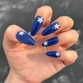 Unghie finte stiletto blu scuro lucide con motivo a margherita per donna set da 24 - Blu Profondo Margherita