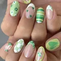 Unghie finte ovali verdi con motivi a cuore, fiori e scacchi, stile manicure francese - Stile a Scacchiera Verde e Cuore (YS053)