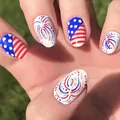 Kurze glänzende ovale Kunstnägel mit USA Flagge rot-weißen Streifen und Feuerwerk - Unabhängigkeitstag Rotes Feuerwerk Stil (YS079)