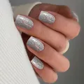 Silberne holografische Glitzer-Drucknägel mit sandgestrahltem Farbverlauf an der Hand - Silberner Glitzer Kurzer Quadratischer Stil (YS120)