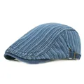 Dettaglio del berretto piatto a righe blu navy con fibbia in metallo e trama del tessuto - Regolabile / Blu scuro