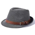 Détail d'un chapeau fedora en laine avec ruban en cuir brun et boucle métallique chic - Taille unique / Gris