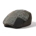 Détail de la casquette gavroche en tweed vintage avec motifs à chevrons et carreaux - M / café