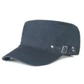Vista detallada de la gorra militar azul marino con remaches metálicos y costuras finas - Ajustable / Azul marino