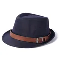 Chapeau Fedora bleu foncé classique avec bande en cuir marron et boucle sur blanc - Taille unique / Bleu marine