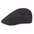 Détail de la casquette plate en maille noire avec visière solide et design aéré - M / Noir
