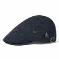 Détail de la boucle en métal réglable et broderie en coton marine sur la casquette plate - Taille Unique/Réglable / Bleu marine