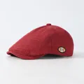Détail de la casquette plate rouge foncé montrant la texture et l'écusson logo 'm' - Réglable / Rouge