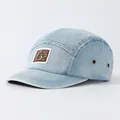 Hellblaue verwaschene Denim Camper Cap mit Vintage-Aufnäher und Metallösen im 45-Grad-Winkel - Verstellbar / Hellblau