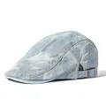 Vintage lichtblauw gewassen denim krantenjongen pet met metalen gesp op witte achtergrond - Lichtblauw