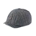 Detailopname van de geruite baret met vintage textuur en gerafelde randafwerking - Eén maat / Blauwe Ruit Koffie Ruit