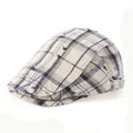 Detalle de gorra plana de cuadros con agujeros vintage y efecto desgastado retro chic - Ajustable / Beige