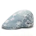 Détail de la casquette gavroche en denim bleu clair avec dentelle florale et boucle métal - Réglable / Bleu clair
