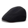 Dettaglio della coppola nera con bordo in pelle marrone e trama del tessuto fine - Regolabile / Nero