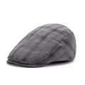Detalle de gorra plana a cuadros grises con tejido texturizado y visera en contraste - Ajustable / Gris