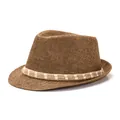 Klassischer brauner Herren-Strohhut im Fedora-Stil mit zweifarbigem Band auf weißem Hintergrund - 58cm / Kaffeebraun