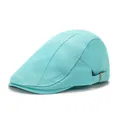 Dettaglio del berretto azzurro con fibbia in bronzo regolabile e cuciture rifinite - Regolabile / Blu