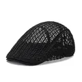 Détail de la casquette plate noire avec tissage en maille respirante et visière solaire - Taille unique / Noir