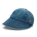 Detalle del sombrero de pescador en denim lavado con un emblema de bronce vintage - Talla única / Azul Profundo Sólido