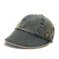 Detalle de gorra de denim lavado vintage con insignia metálica y costuras finas - Talla única / Gris Sólido
