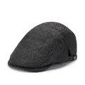 Détail d'une casquette plate tressée noire avec texture respirante et boucle de réglage - Noir