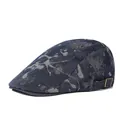 Dettaglio del berretto in denim lavato con schizzi di vernice e fibbia in metallo - Regolabile / Blu navy