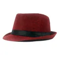 Détail de la texture tissée rouge et noir et du ruban de satin noir sur le chapeau fedora - Taille unique / Bordeaux