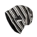 Gorro de punto a rayas negras y grises con un elegante parche de cuero decorativo - Talla única / Negro