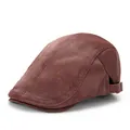 Gorra retro de ante burdeos con hebilla metálica ajustable en fondo blanco puro - Burdeos