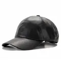 Schwarze Leder-Basecap mit Litschistruktur und Sechs-Panel-Design auf weißem Grund - Ledertextur-Stil / Schwarz